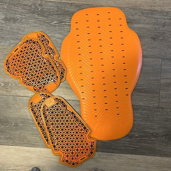 Bike Shed women’s motorcycle jacket with removable armour - Picture 7 of 8